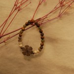 Vòng tay trầm phối đá Flower 190