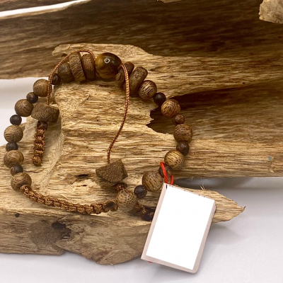 Vòng tay trầm phối đá Chú ong 100