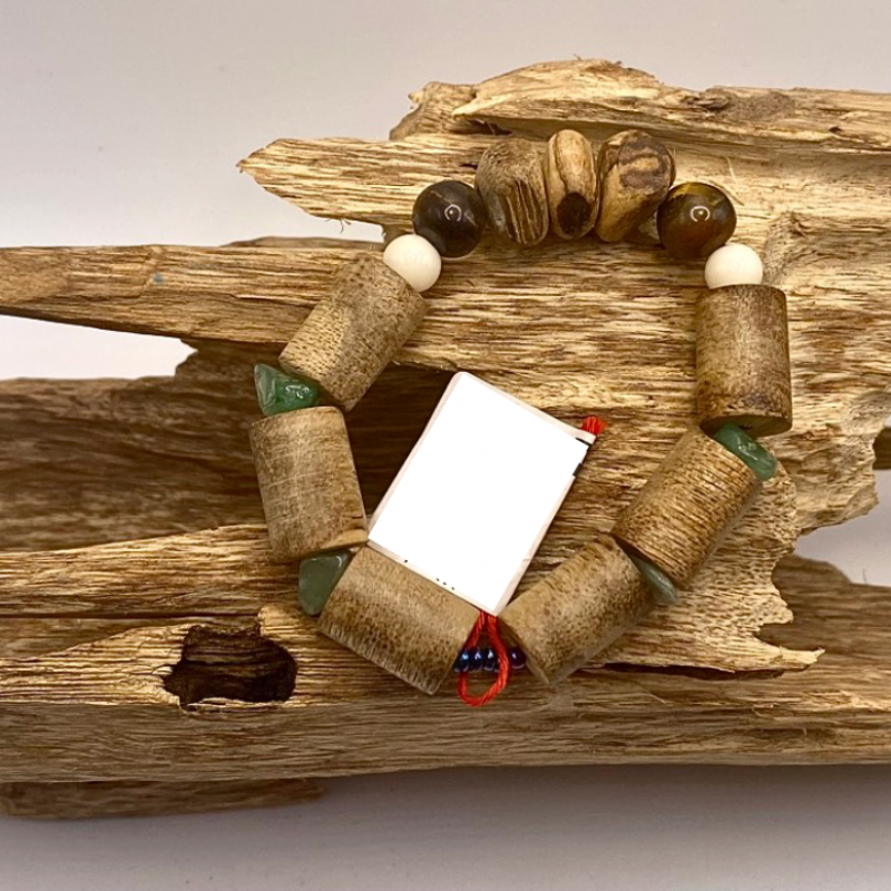 Vòng tay trầm phối đá Favortable 70